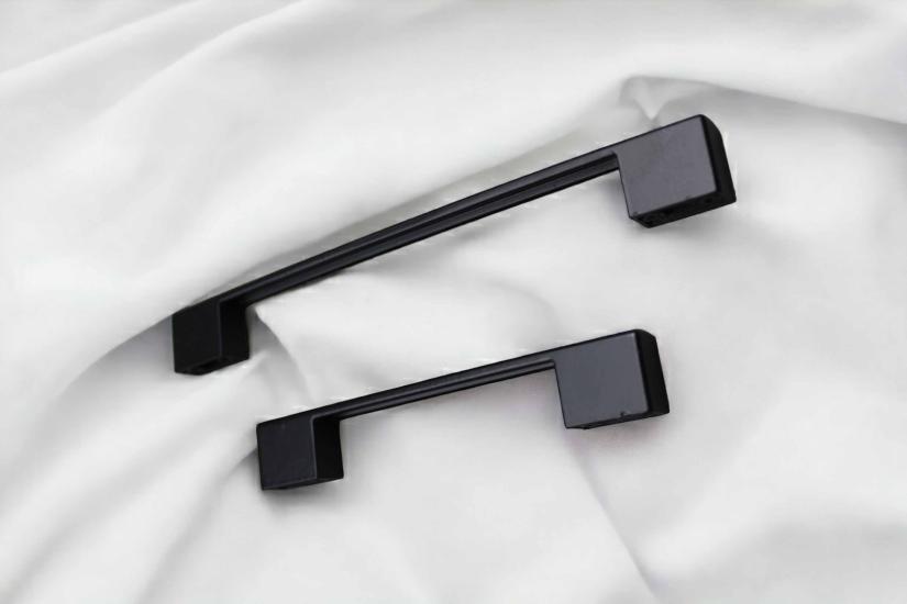 Siyah Metal Köprü Kulp